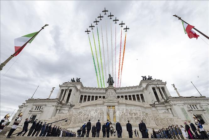 Đội máy bay nhào lộn trình diễn trong lễ kỷ niệm 78 năm ngày Quốc khánh tại Rome, Italy ngày 2/6/2024. Ảnh: AFP/TTXVN

