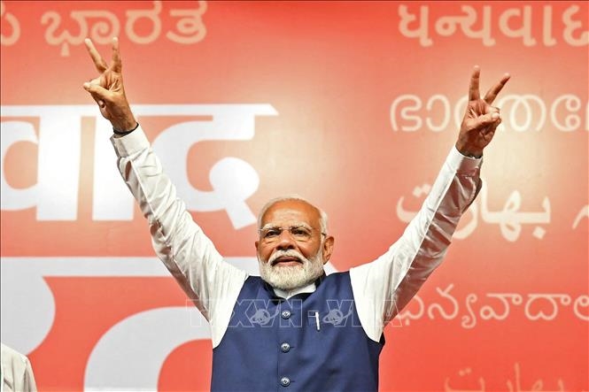 Thủ tướng Ấn Độ Narendra Modi mừng chiến thắng của Liên minh Dân chủ quốc gia (NDA) do đảng Nhân dân Ấn Độ (BJP) đứng đầu, tại New Delhi, ngày 4-6-2024.

