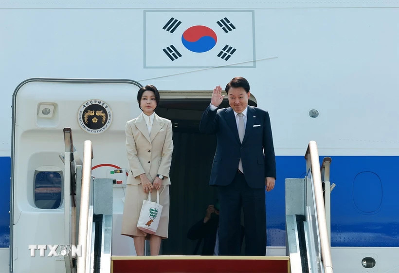 Tổng thống Hàn Quốc Yoon Suk Yeol cùng Đệ nhất phu nhân Kim Keon Hee tại căn cứ không quân Seoul ở Seongnam, bắt đầu chuyến công du tới khu vực Trung Á, ngày 10/6/2024. (Ảnh: Yonhap/TTXVN)
