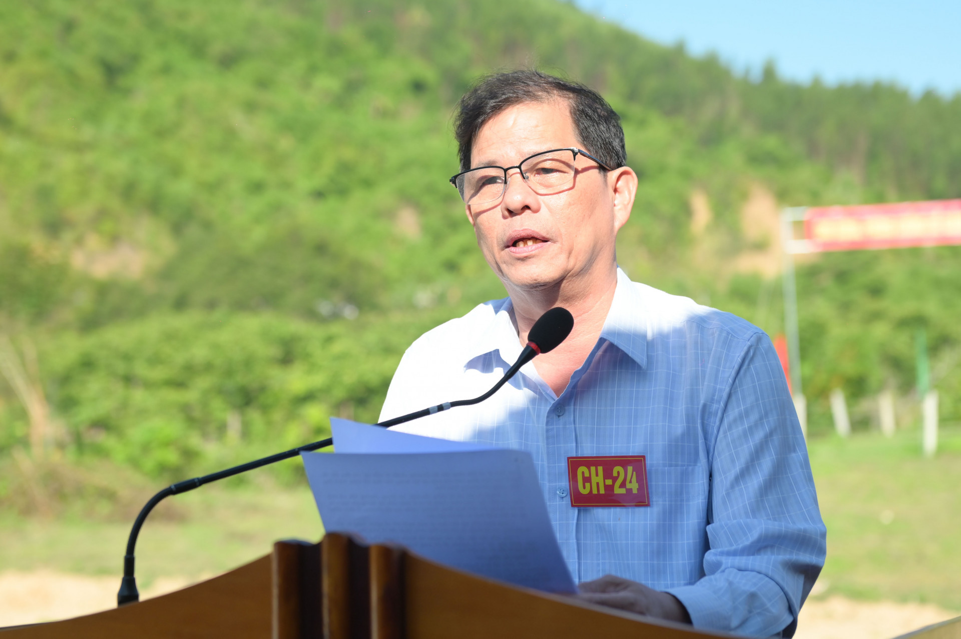 Đồng chí Nguyễn Tấn Tuân phát biểu nhận xét, đánh giá sau diễn tập.