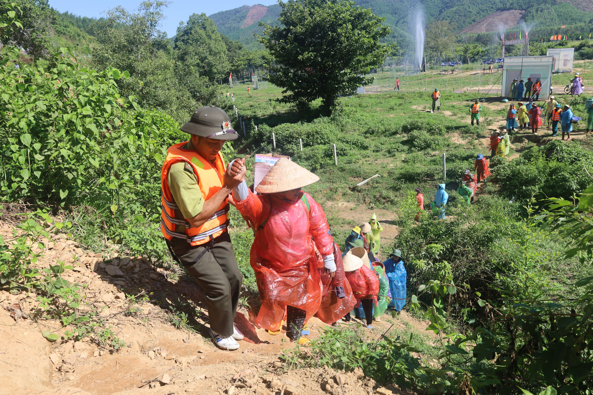 Thực binh nội dung di dời người dân và tài sản ra khỏi khu vực có nguy cơ sạt lở.