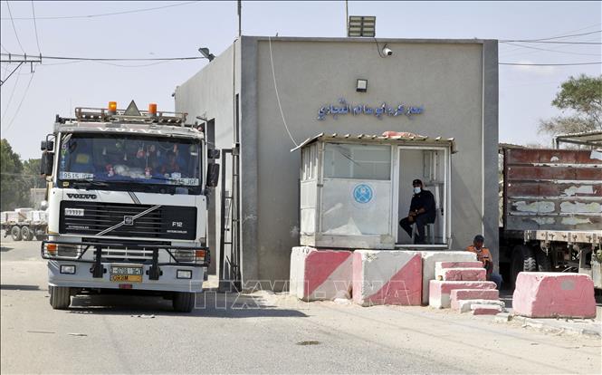 Xe tải đi qua cửa khẩu Kerem Shalom ở Dải Gaza. Ảnh tư liệu: AFP/TTXVN

