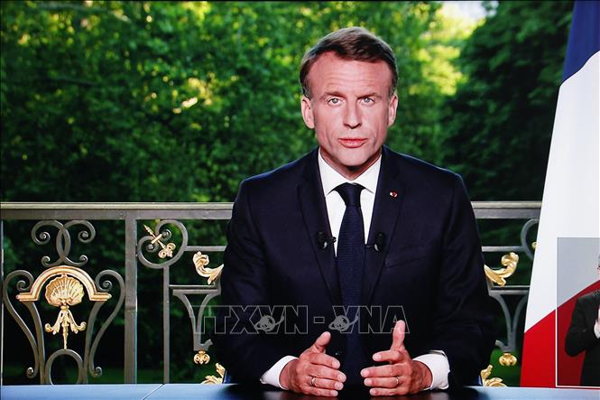 Tổng thống Pháp Emmanuel Macron (ảnh) ngày 9/6/2024 tuyên bố giải tán Quốc hội và kêu gọi tổ chức bầu cử lập pháp sớm, sau khi đảng Mặt trận Quốc gia (FN) theo đường lối cực hữu đánh bại liên minh ôn hòa của ông trong cuộc bầu cử Nghị viện châu Âu (EP). Tổng thống Macron cho biết vòng đầu tiên của cuộc bầu cử Hạ viện sẽ diễn ra trong ngày 30/6 và vòng 2 vào ngày 7/7. AFP/TTXVN

