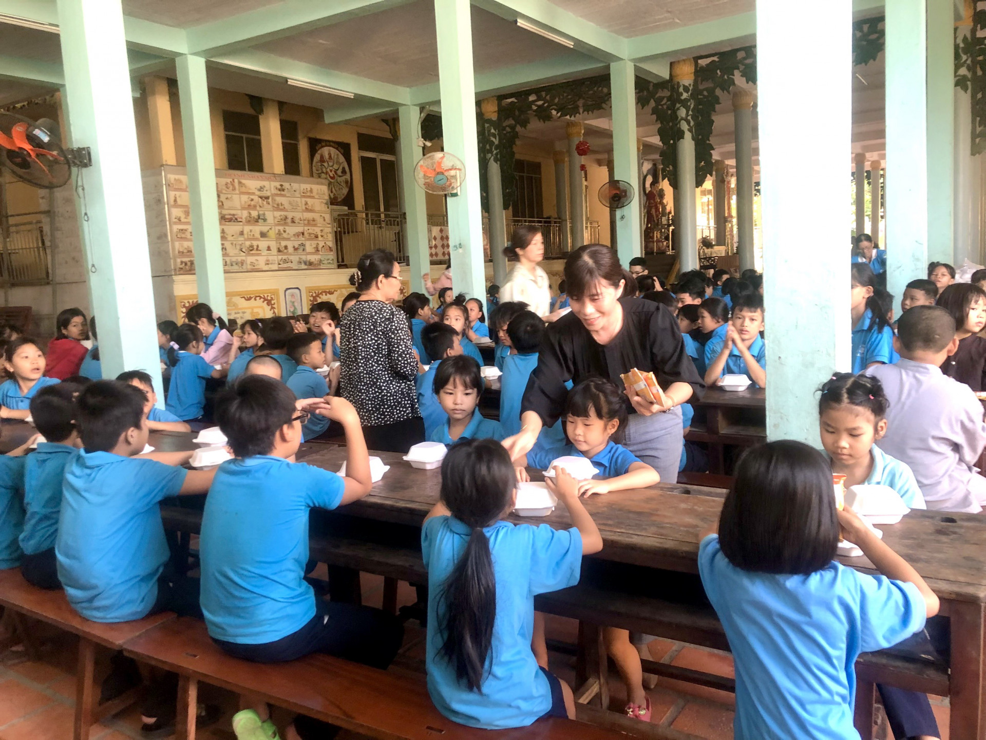 Cán bộ, hội viên phụ nữ xã Vĩnh Phương phát suất ăn sáng miễn phí cho trẻ em đang sinh sống và học tập tại chùa Lộc Thọ.