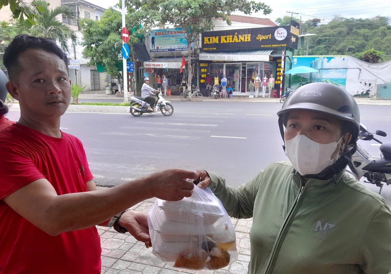 Phát 500 hộp cơm chay miễn phí cho người khó khăn