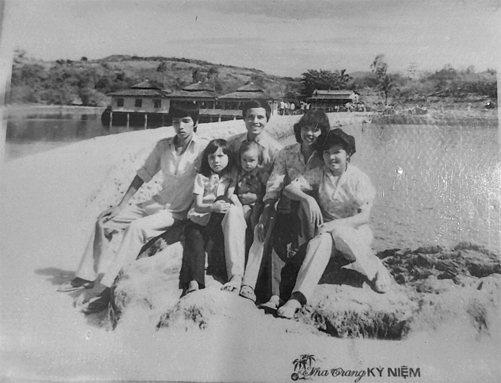 Nhiều gia đình vẫn còn lưu giữ 
những tấm hình kỷ niệm 
chụp tại Hồ cá Trí Nguyên đầu thập niên 80. 
Ảnh: L.N