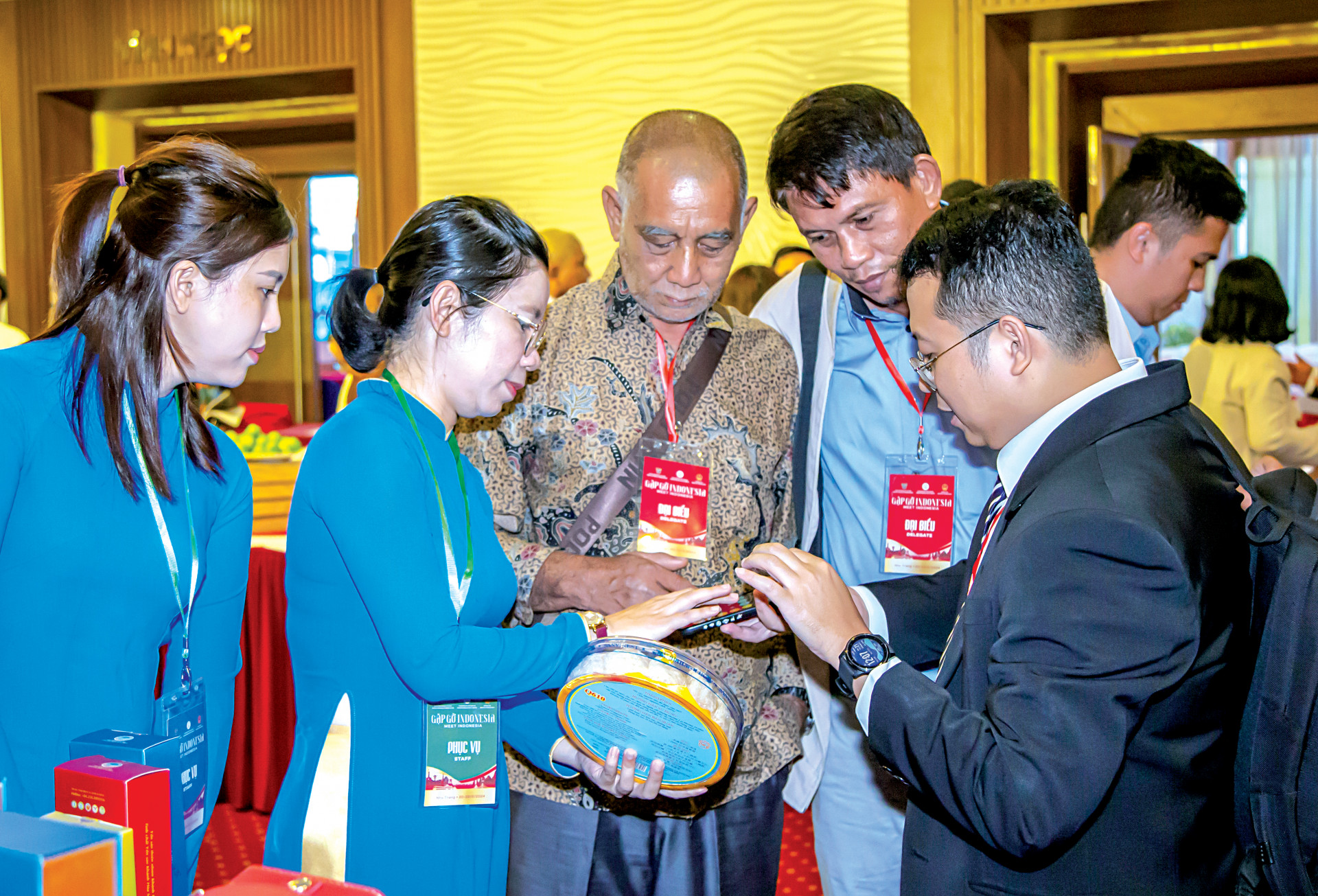 Indonesian delegates learn about Sanest Khanh Hoas products at the Khanh Hoa - Indonesia Meeting in Nha Trang in March, 2024