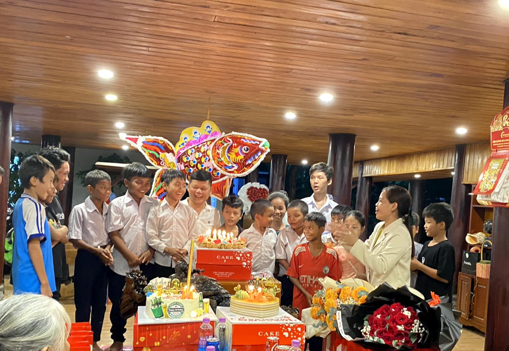 Dù bận rộn nhưng mỗi năm ít nhất 2 lần, ông Hưng gặp mặt, tổ chức sinh nhật cho các con được ông nhận đỡ đầu.