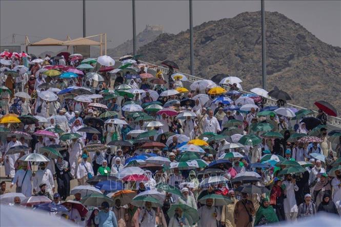 Các tín đồ Hồi giáo tới dự một nghi thức trong lễ hành hương Hajj ở thung lũng Mina, Saudi Arabia ngày 18/6/2024. Ảnh: AP/TTXVN

