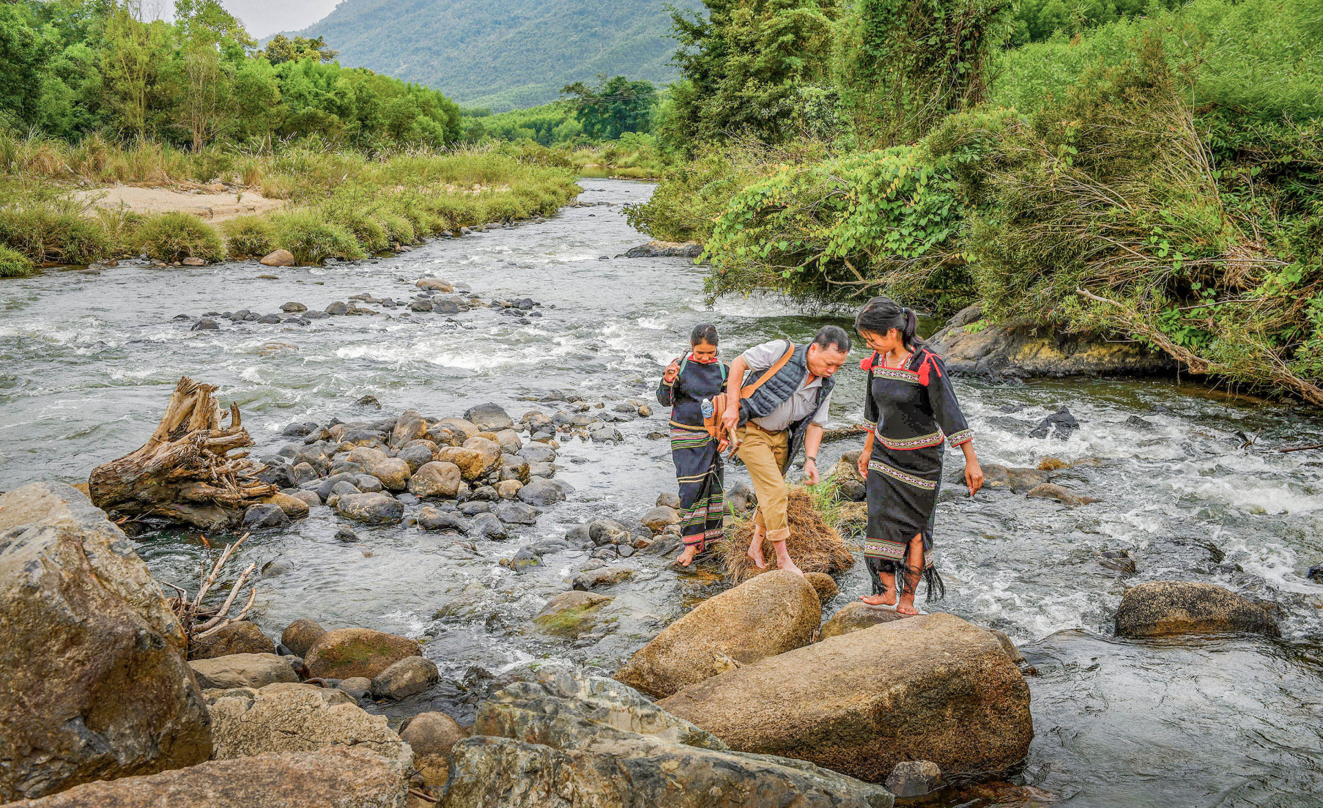 Đi tìm nguồn đá để chế tác đàn.