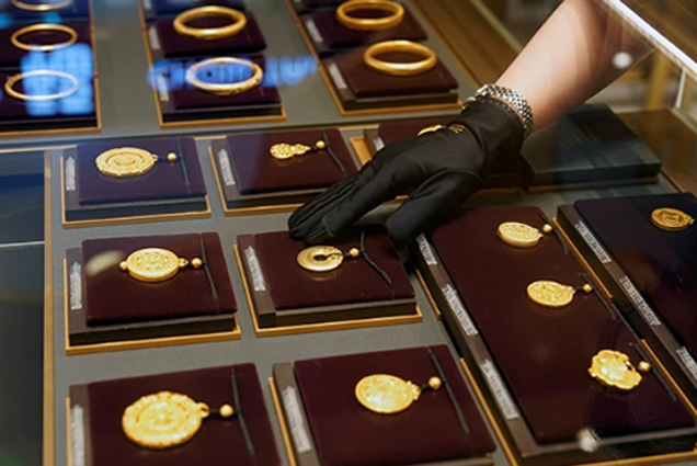 Giá vàng ngày 15/6: Vàng SJC giữ nguyên, vàng thế giới đảo chiều tăng mạnh