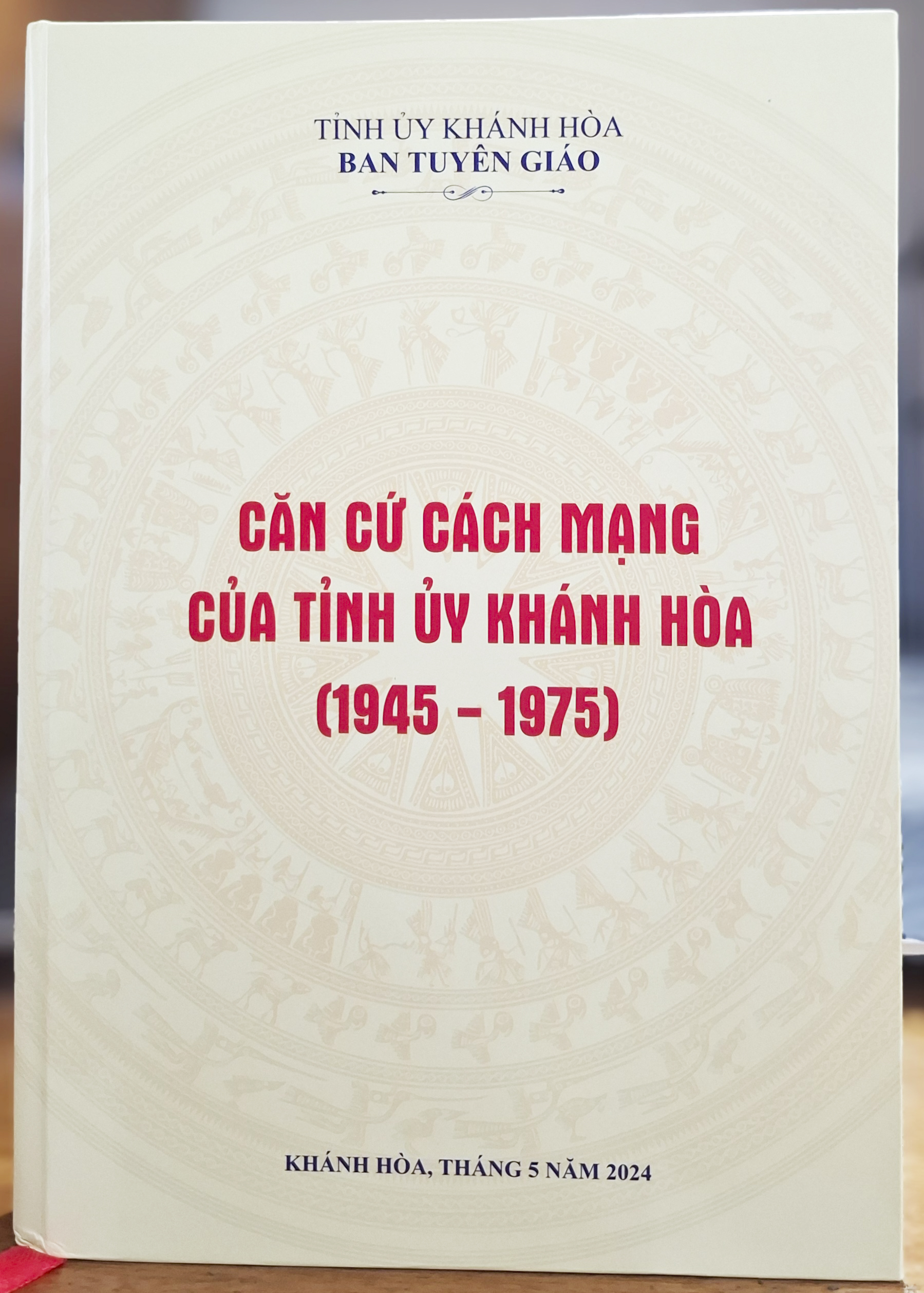 Bìa tập sách Căn cứ cách mạng của Tỉnh ủy Khánh Hòa (1945 - 1975).