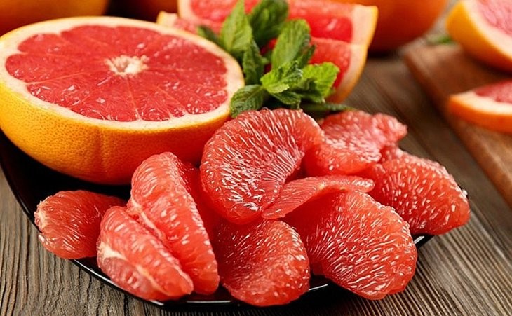 Bưởi, cam, quýt là những loại trái cây có tới 90% là nước và nhiều vitamin C nên có tác dụng giải nhiệt từ đó hỗ trợ điều trị rôm sảy rất hiệu quả. Ảnh minh họa