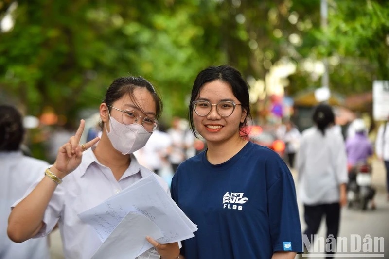 Trong 2 ngày 27 và 28/6, các thí sinh trên cả nước chính thức tham dự Kỳ thi tốt nghiệp trung học phổ thông năm 2024, thực hiện các bài thi Ngữ văn, Toán, Khoa học tự nhiên, Khoa học xã hội theo lịch các ca thi.