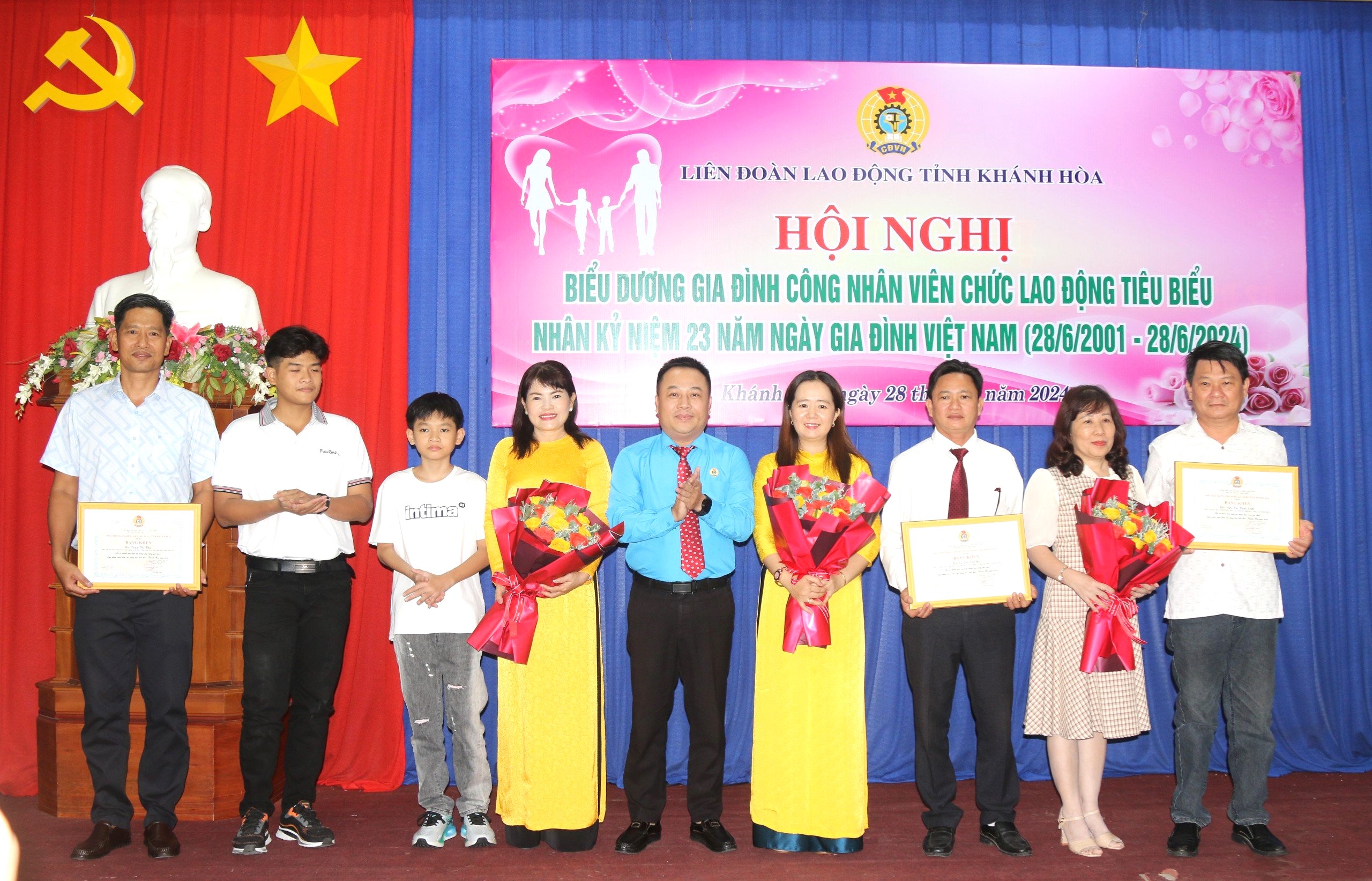 Biểu dương 22 gia đình công nhân, viên chức, lao động tiêu biểu