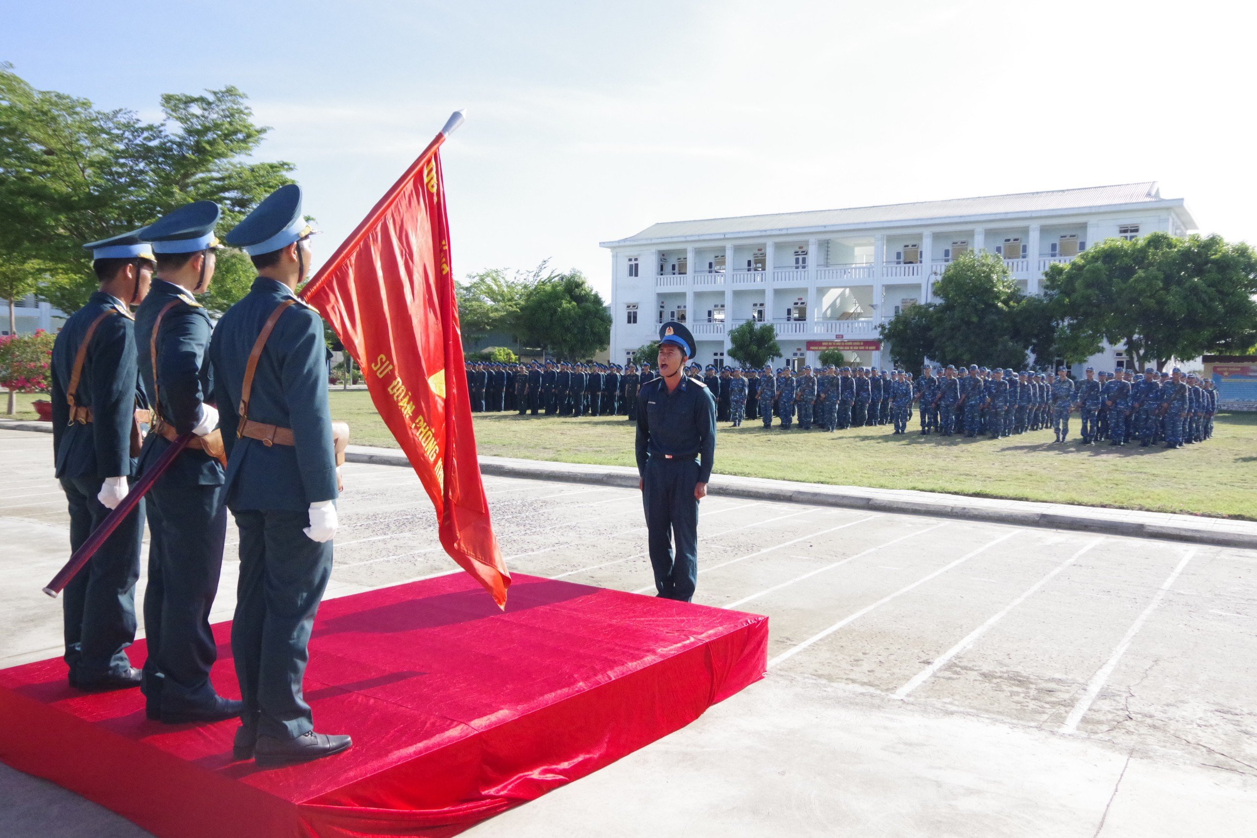 Chiến sĩ mới Tiểu đoàn Huấn luyện chiến sĩ mới tuyên thệ dưới Quân kỳ quyết thắng.