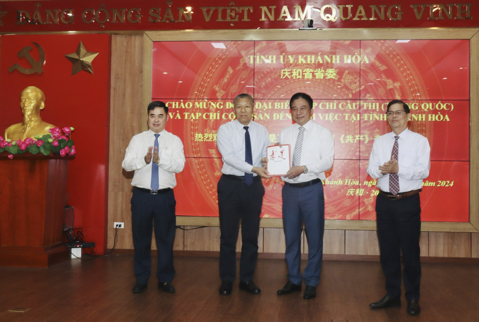 Phó Tổng Biên tập Tạp chí Cầu Thị Lý Văn Các tặng quà cho lãnh đạo tỉnh Khánh Hòa.