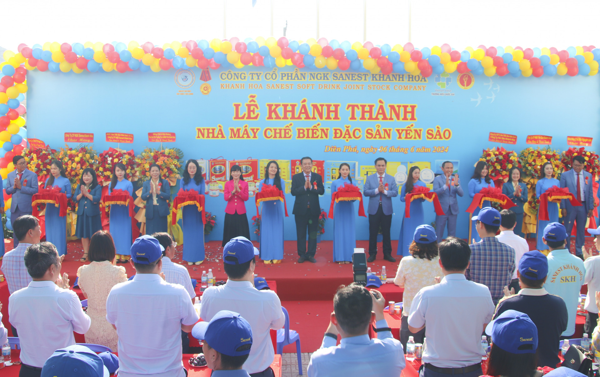 The representatives cutting ribbon at the inauguration ceremony 

