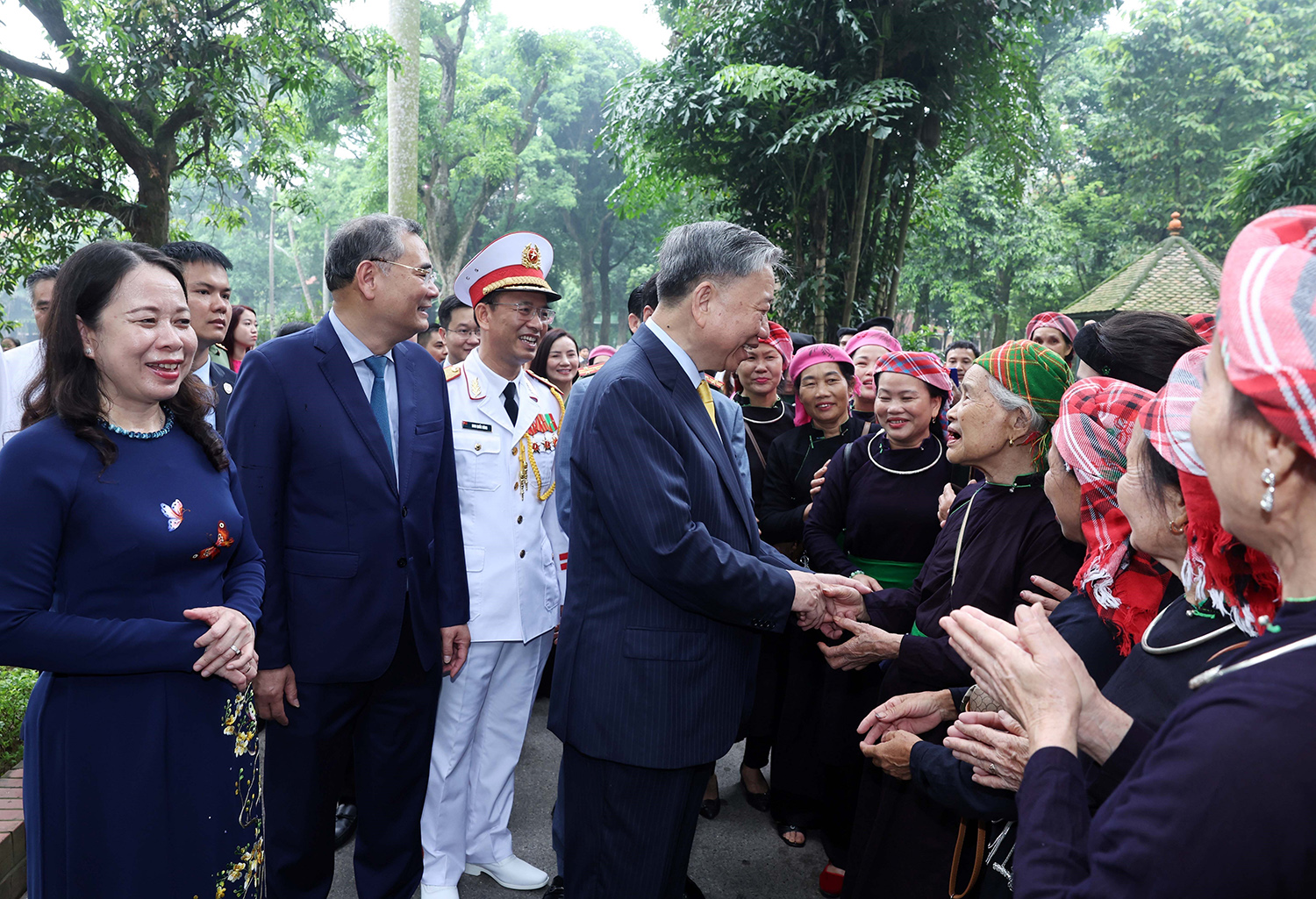 Ủy viên Bộ Chính trị, Chủ tịch nước Tô Lâm nói chuyện với nhân dân tại Khu di tích Chủ tịch Hồ Chí Minh trong Phủ Chủ tịch_Ảnh: TTXVN

