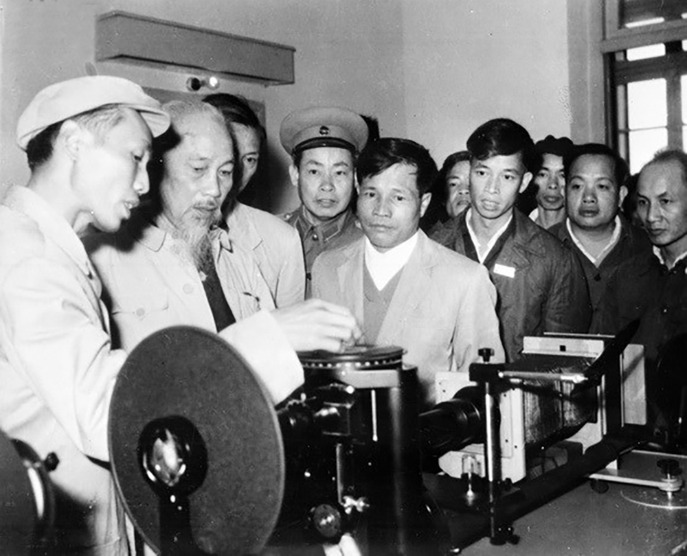 Chủ tịch Hồ Chí Minh thăm xưởng cơ khí Khu gang thép Thái Nguyên (năm 1964)_Nguồn: hochiminh.vn

