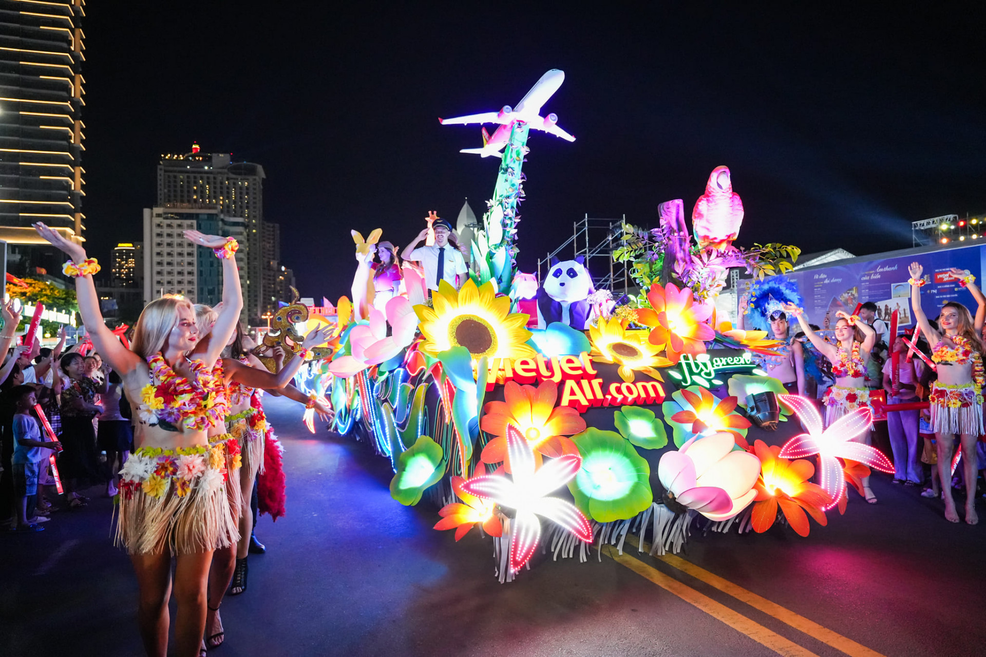 Decorated vehicle of Vietjet Air (Photo: Quoc Bao)

