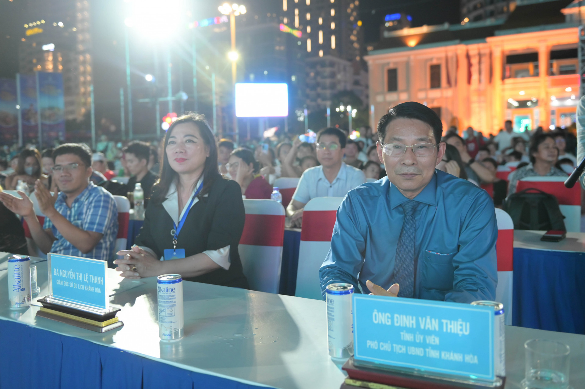 Dinh Van Thieu and the leader of the Provincial Department of Tourism attending the final night of Hipfest Summer

