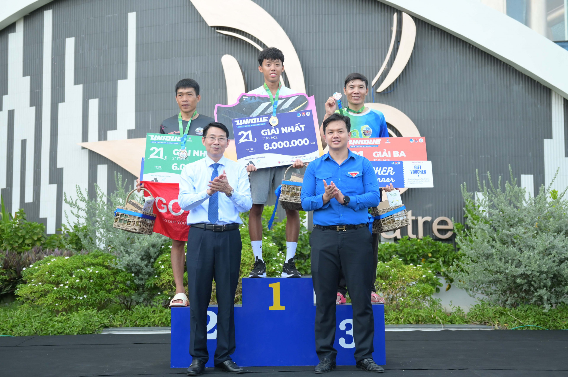 Dinh Van Thieu and leaders of the Provincial Youth Union giving prizes of mens 21km event

