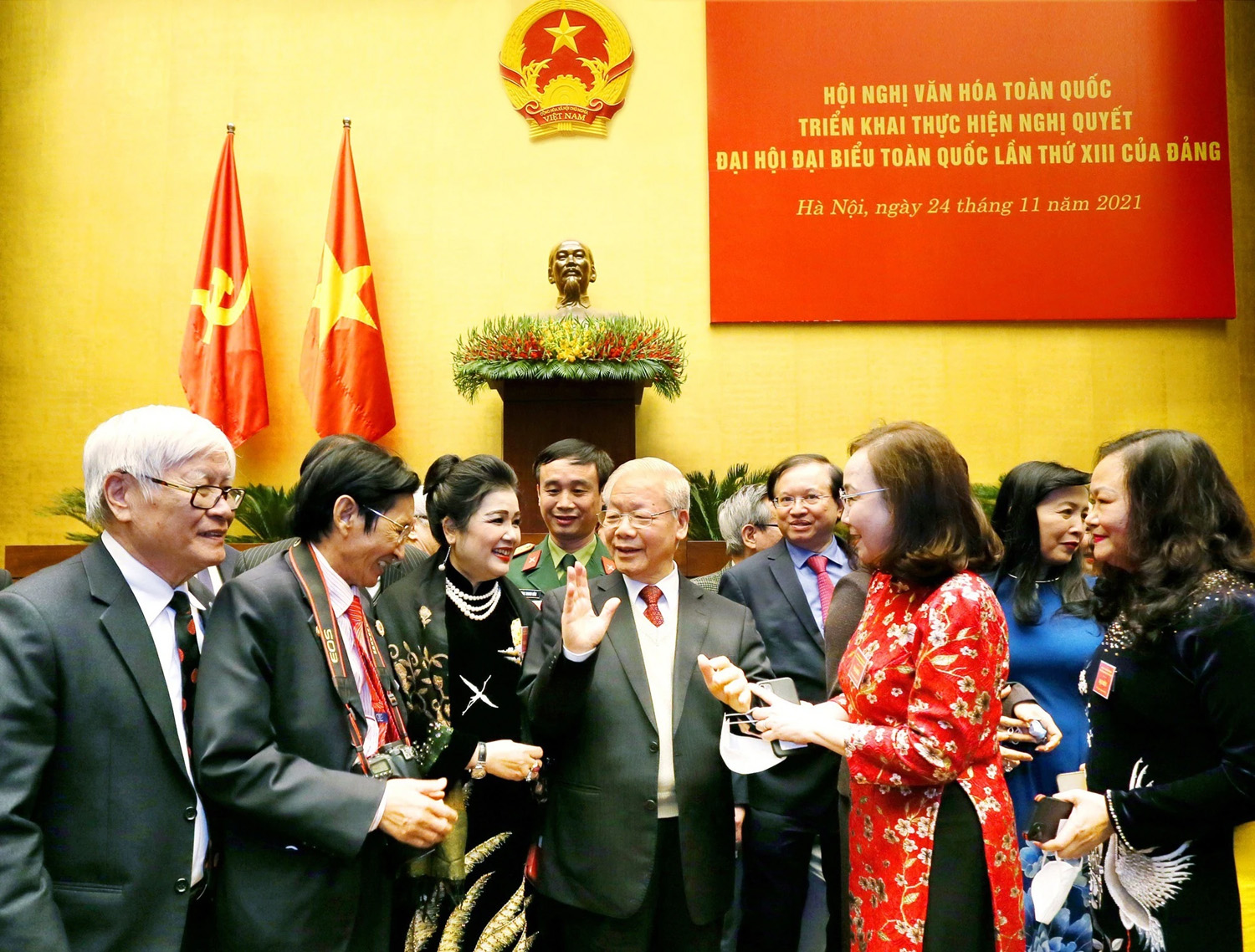 Tổng Bí thư Nguyễn Phú Trọng trò chuyện với các đại biểu tham dự Hội nghị văn hóa toàn quốc tại nhà Quốc hội, ngày 24-11-2021 _Nguồn: Tư liệu

