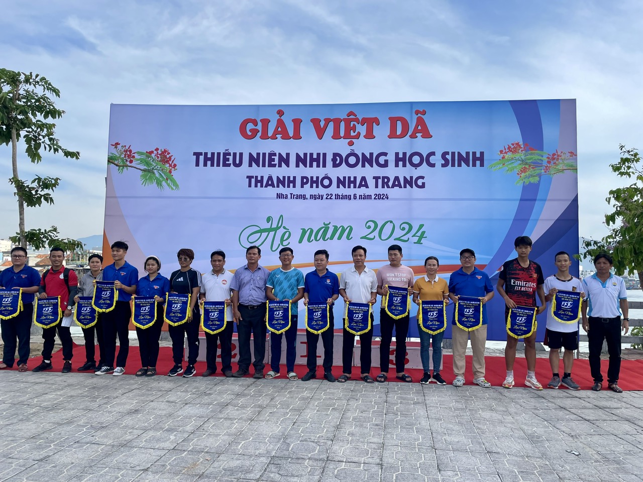 Organization board giving souvenir flags to the teams

