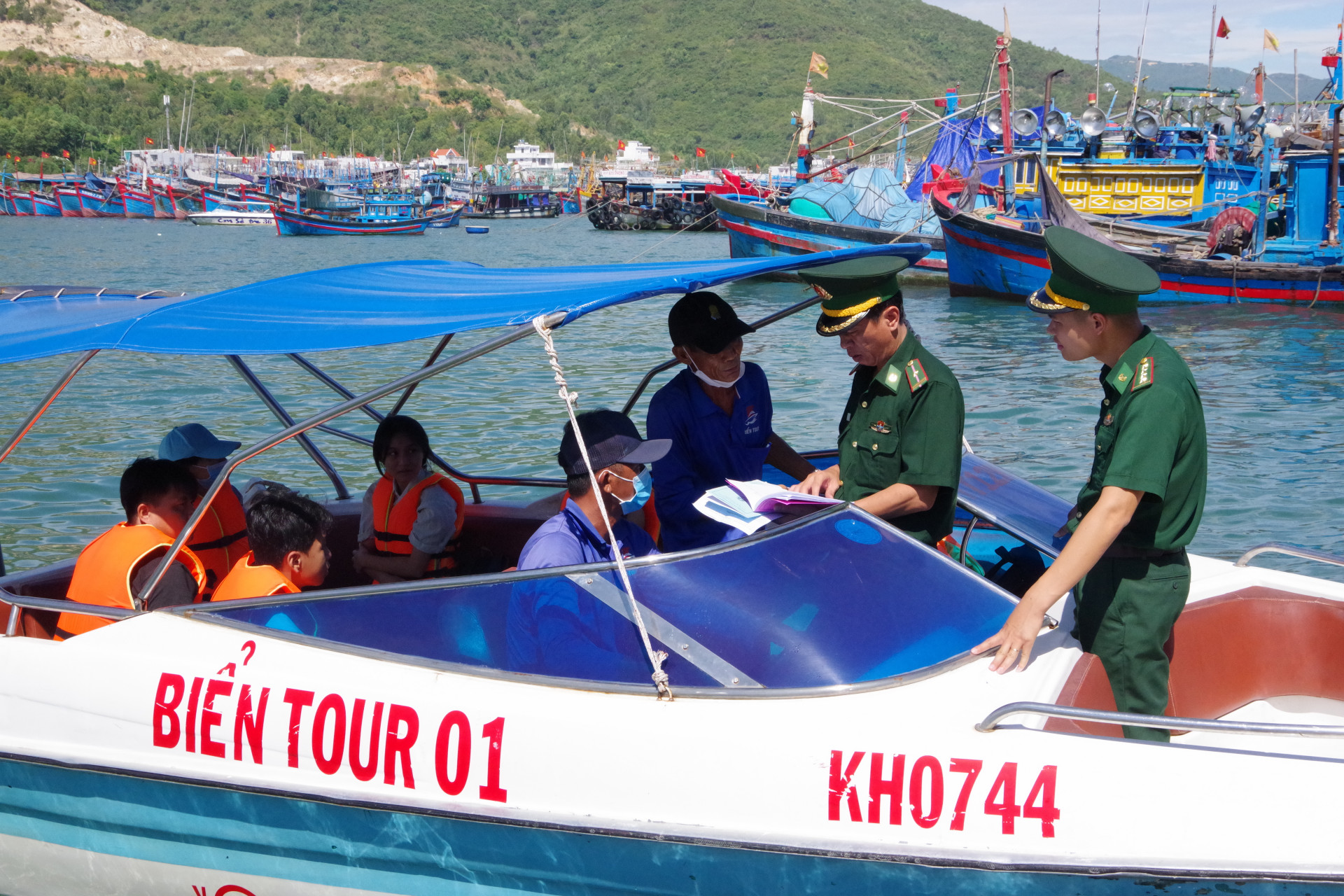 Lực lượng Bộ đội Biên phòng tỉnh kiểm tra các phương tiện chở khách đường thủy.