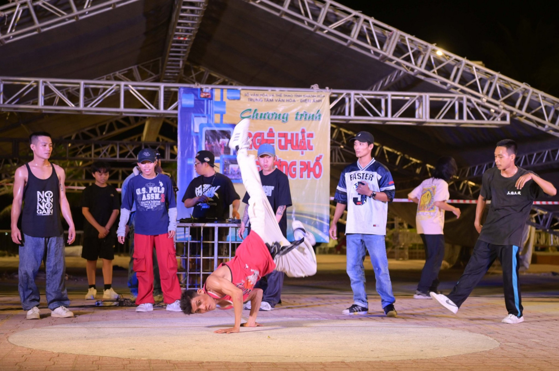 Street art performance by the clubs under the provincial Cultural - Cinema Center (Photo: Vinh Thanh)

