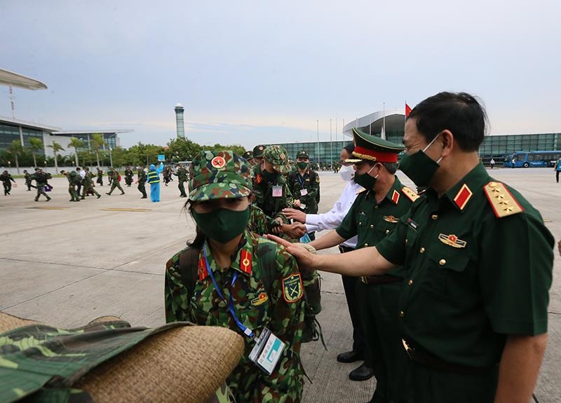 Bộ trưởng Bộ Quốc phòng, Đại tướng Phan Văn Giang,cùng các đại biểu động viên cán bộ, nhân viên, học viên Học viện Quân y trước giờ lên máy bay vào Nam chống dịch COVID-19

