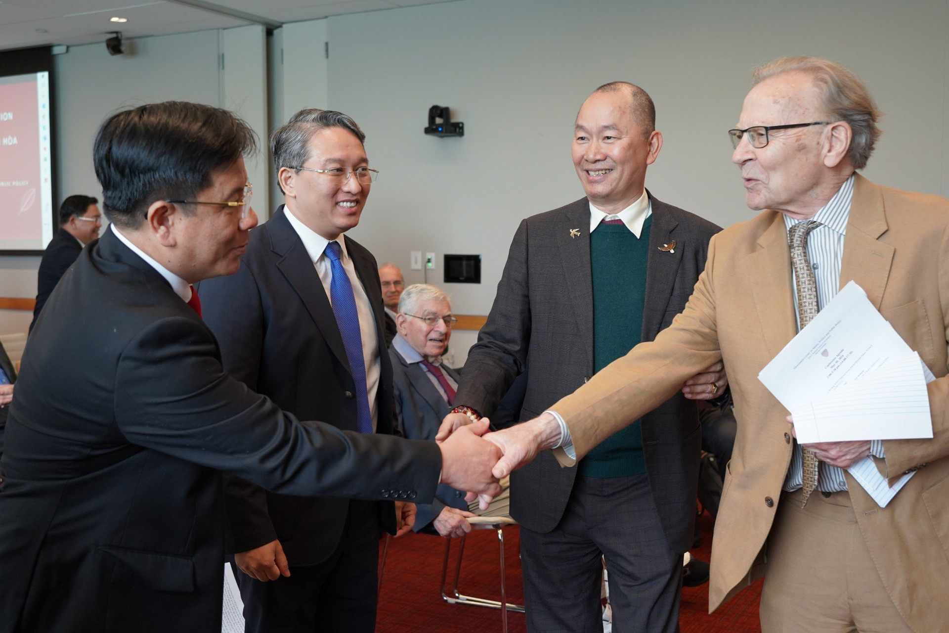 Bí thư Tỉnh ủy Nguyễn Hải Ninh và Bí thư Thành ủy Nha Trang Hồ Văn Mừng trao đổi với lãnh đạo Diễn đàn toàn cầu Boston.  