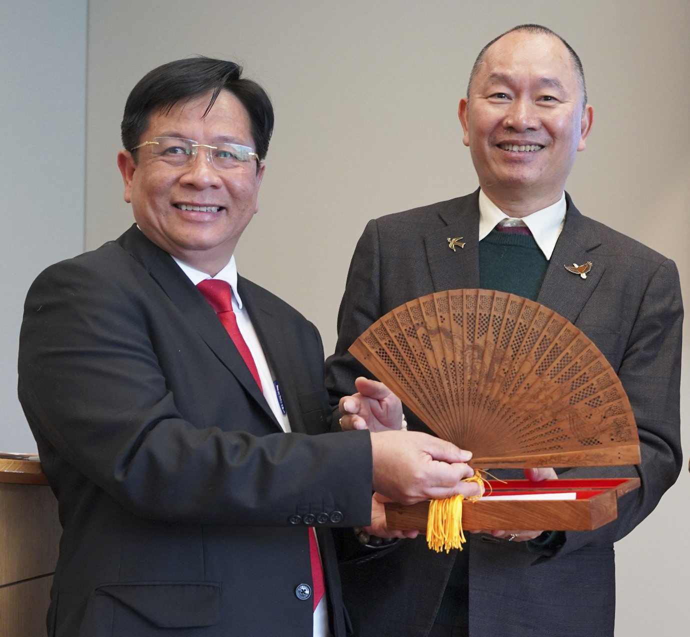 Bí thư Thành ủy Nha Trang Hồ Văn Mừng tặng quạt trầm cho ông Nguyễn Anh Tuấn.