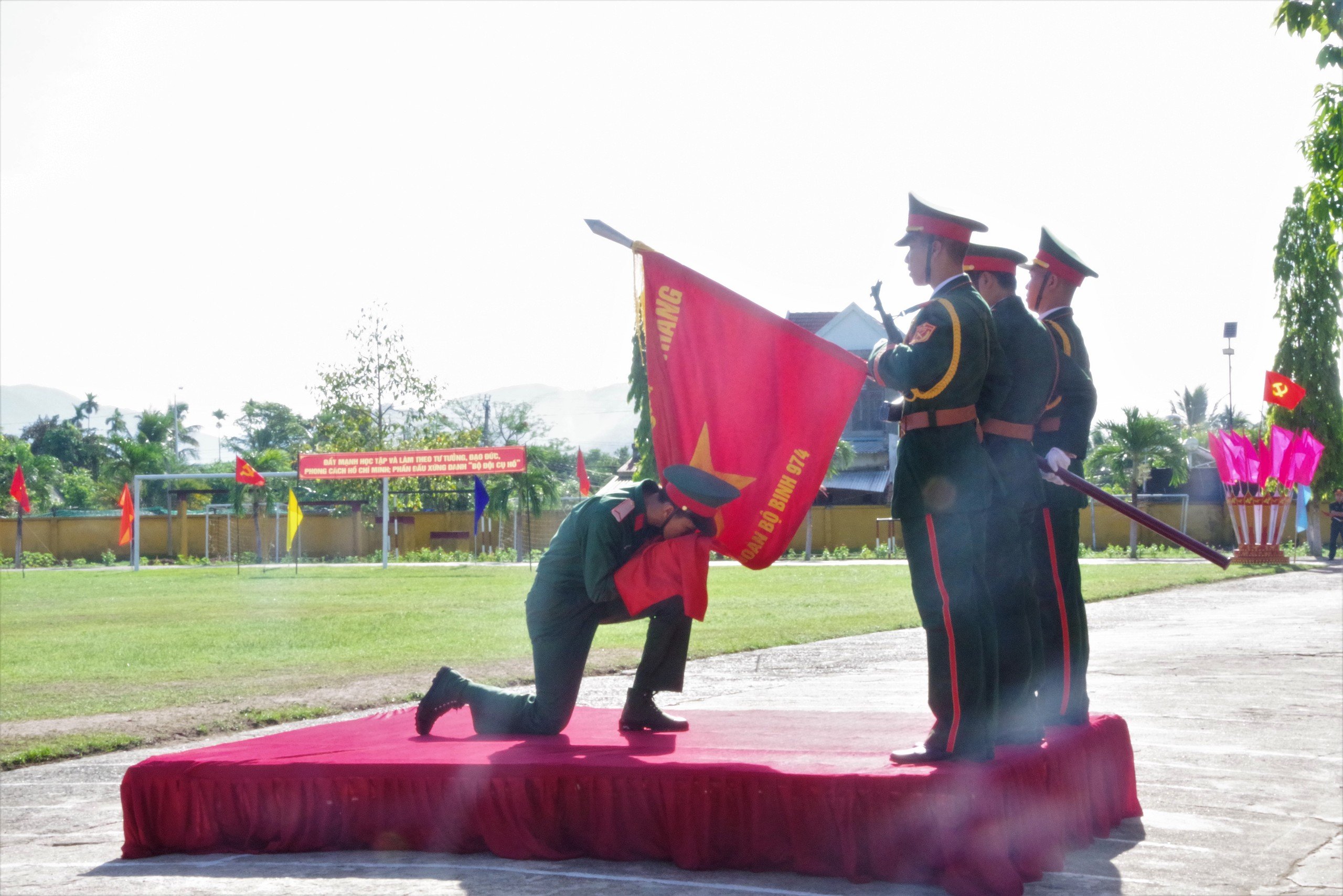 Trung đoàn Bộ binh 974 tổ chức lễ tuyên thệ chiến sĩ mới năm 2024