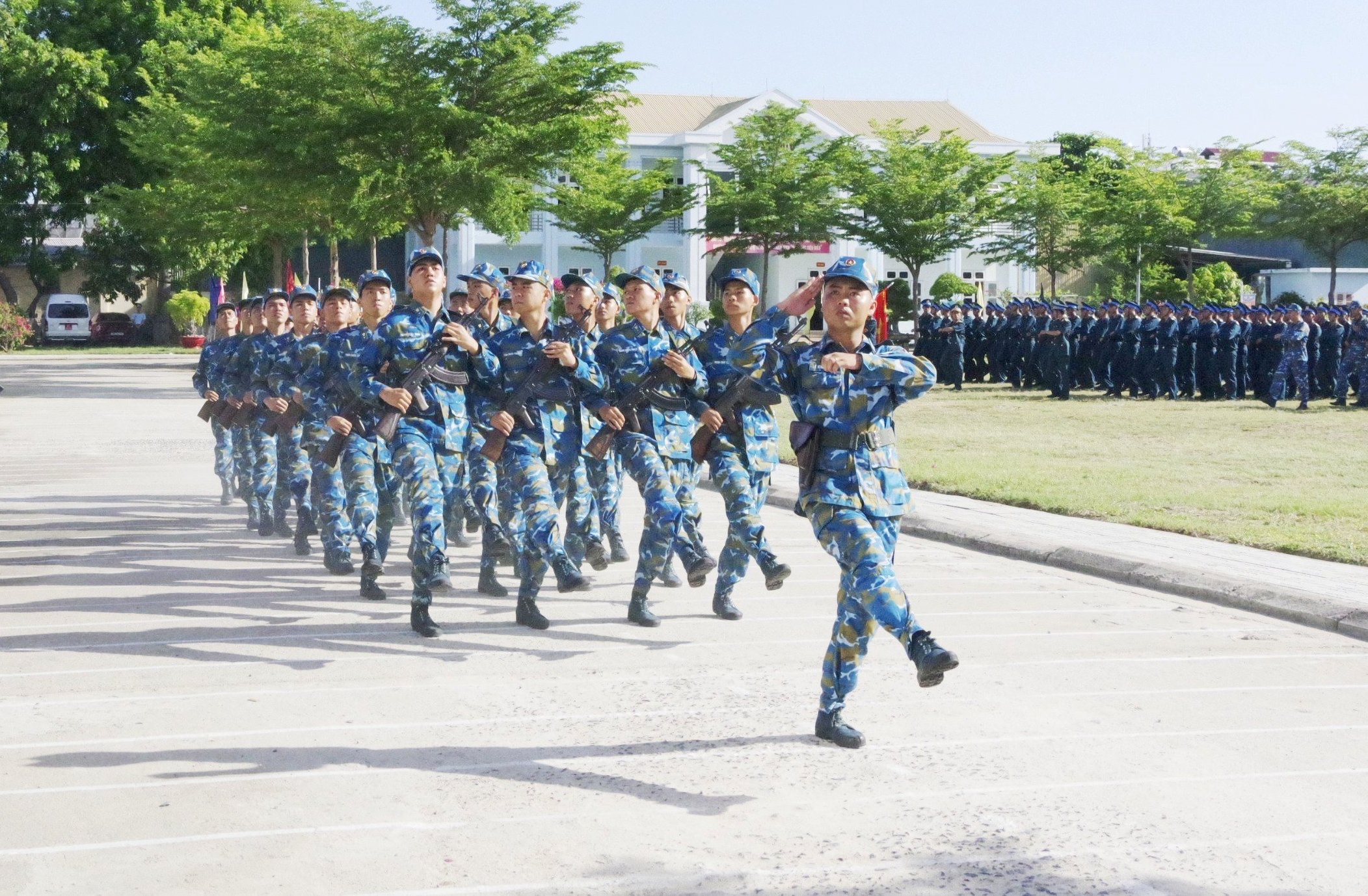 Chiến sĩ mới Tiểu đoàn Huấn luyện chiến sĩ mới duyệt đội ngũ tại buổi lễ.