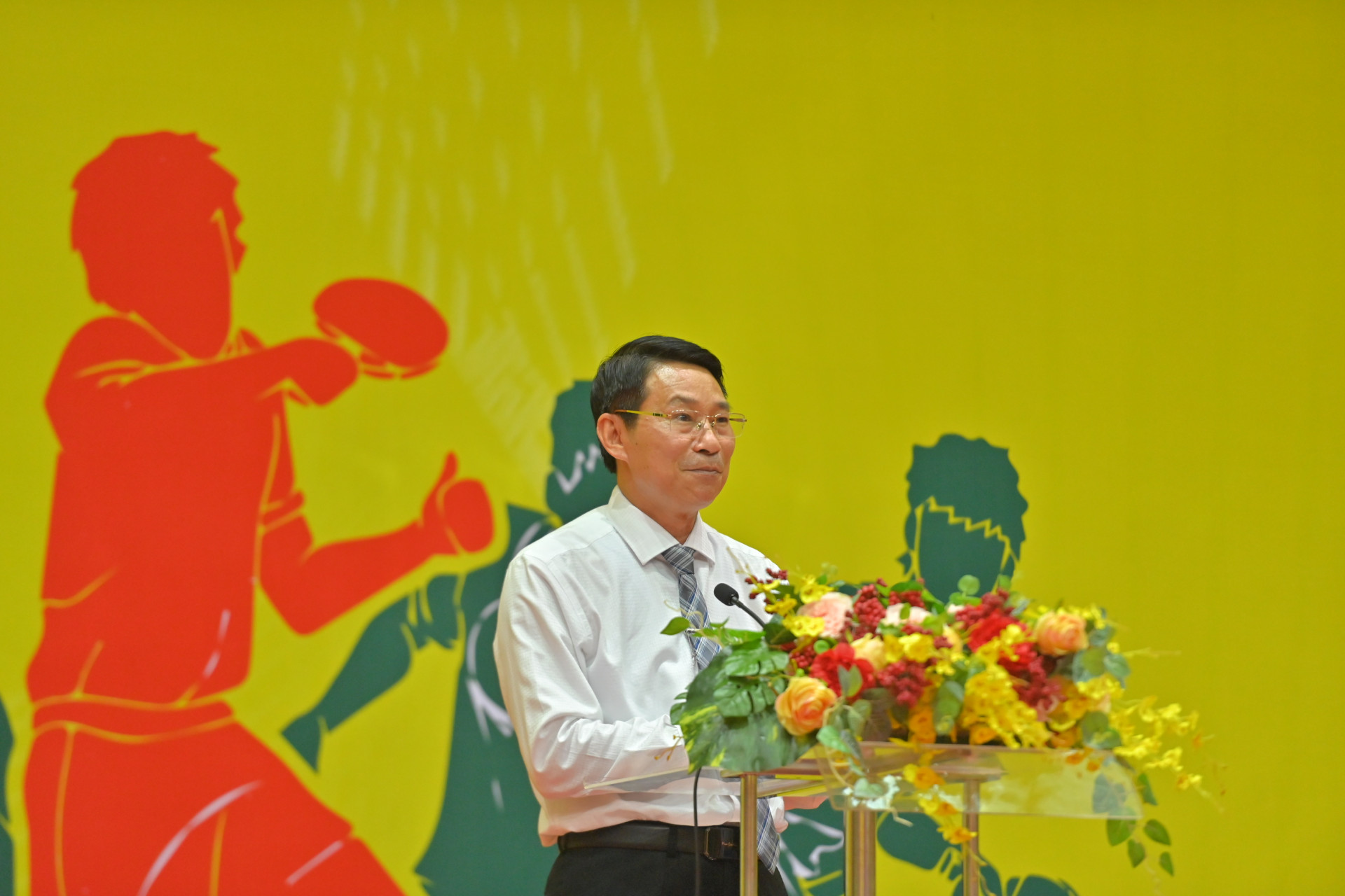 Dinh Van Thieu speaking at the opening ceremony

