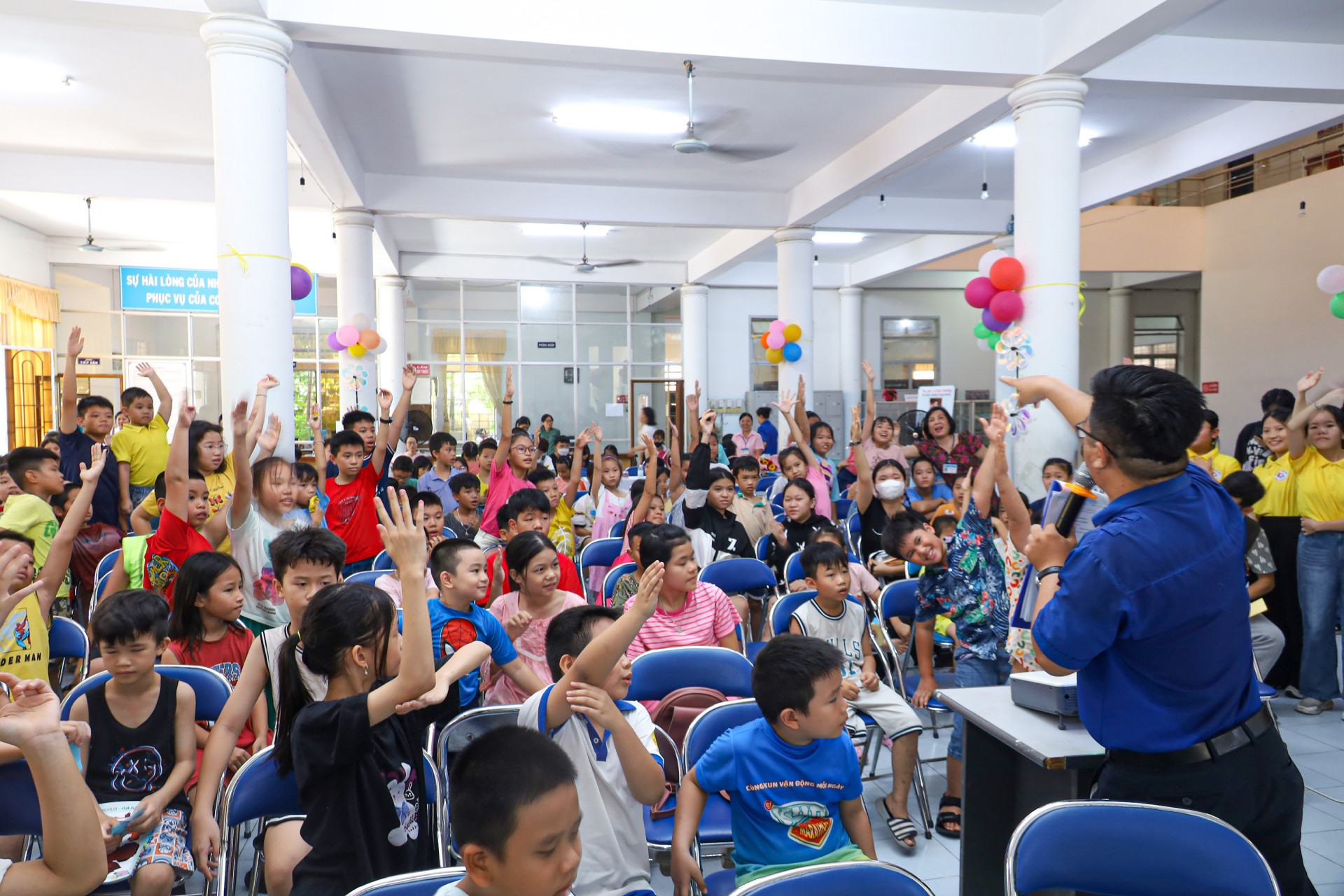 Children answering questions about marine life

