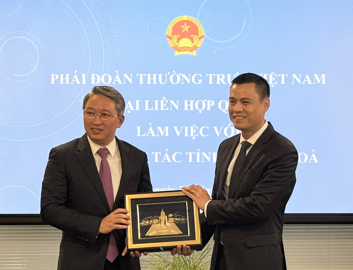 Bí thư Tỉnh ủy Nguyễn Hải Ninh tặng quà lưu niệm cho Đại sứ Đặng Hoàng Giang.