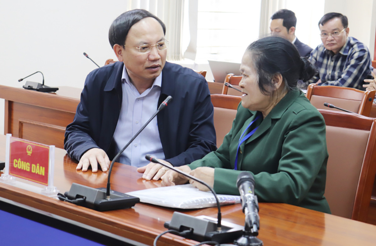 Ủy viên Trung ương Đảng, Bí thư Tỉnh ủy Quảng Ninh trò chuyện với công dân tại buổi tiếp công dân thường kỳ_Nguồn: baoquangninh.vn 

