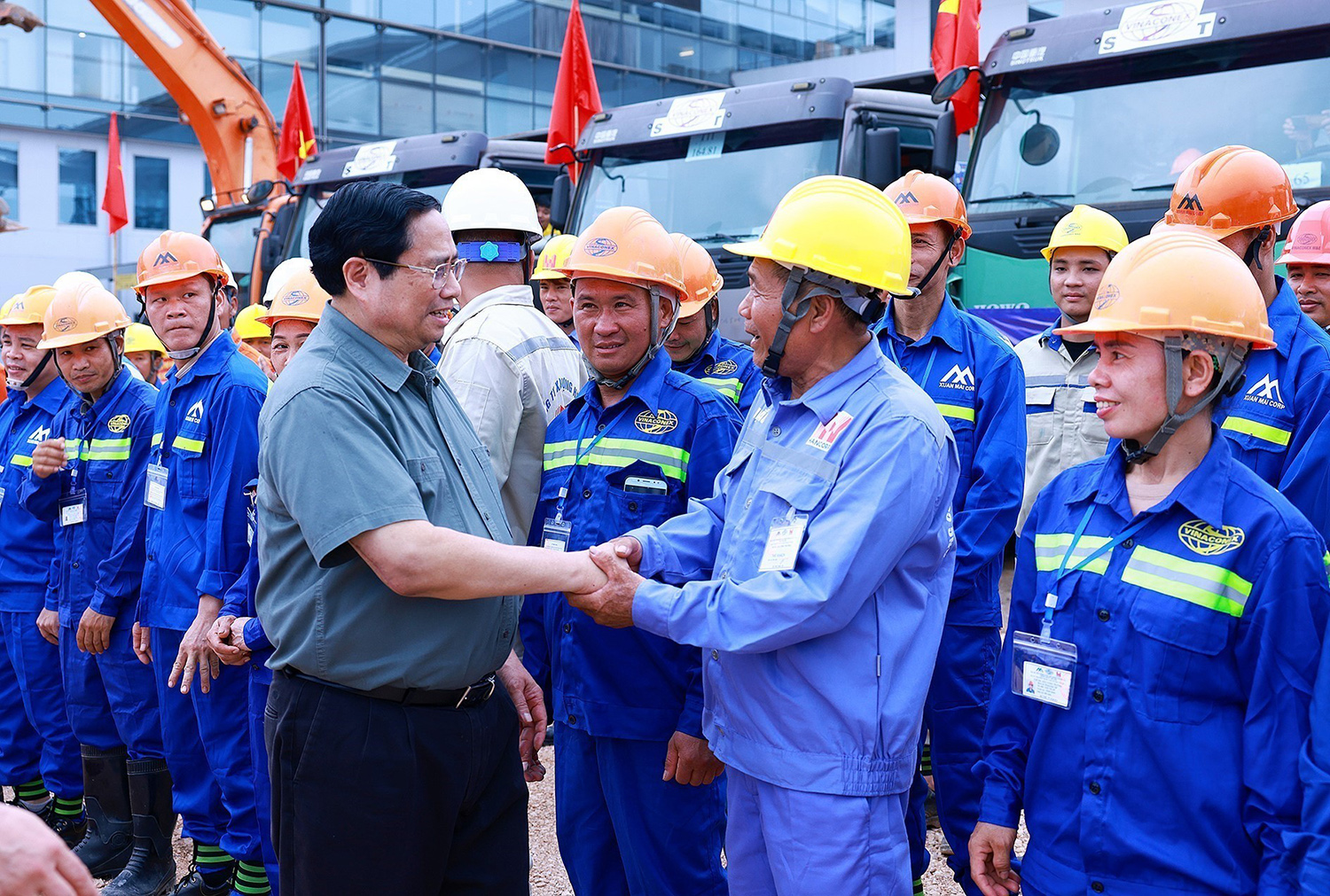 Ủy viên Bộ Chính trị, Thủ tướng Chính phủ Phạm Minh Chính với công nhân đang thi công dự án mở rộng Nhà ga hành khách T2, Cảng Hàng không quốc tế Nội Bài (thành phố Hà Nội)_Ảnh: TTXVN
