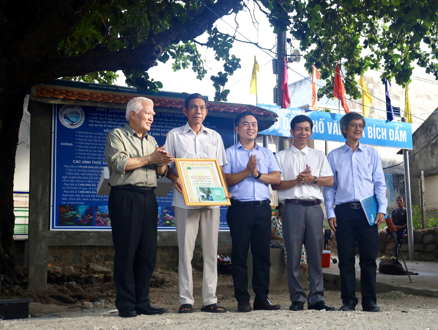 Leaders of Nha Trang City Peoples Committee and Vinh Nguyen Ward receive the decision on recognizing the terminalia catappa as Vietnam’s heritage tree

