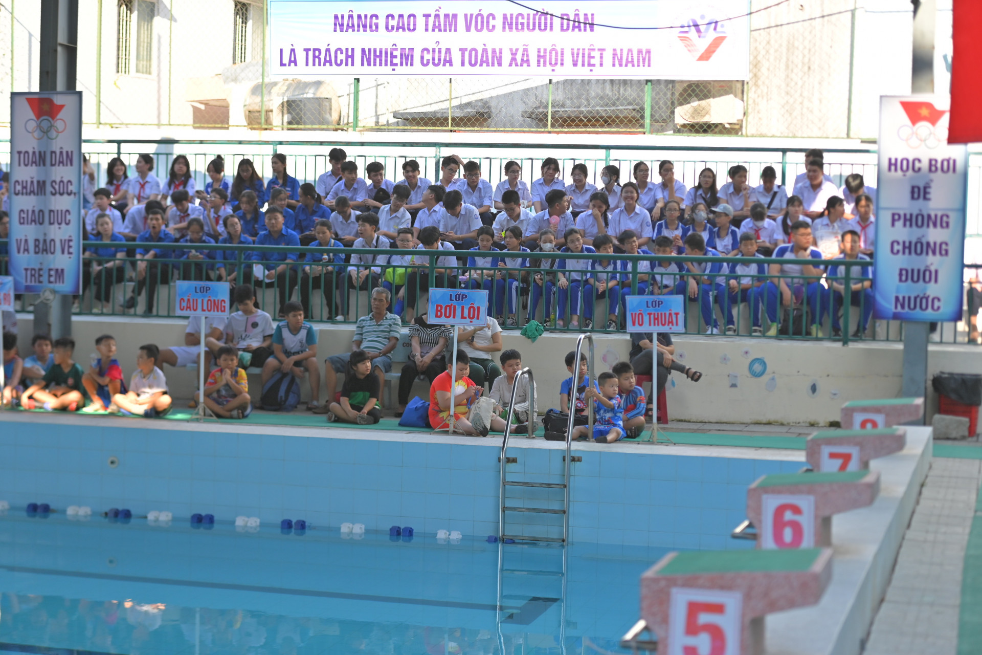 Numerous pupils and Youth Union members join the opening ceremony

