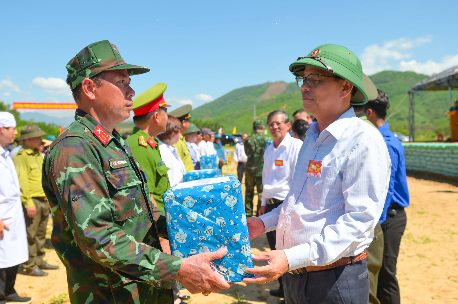 Đồng chí Nguyễn Tấn Tuân tặng quà cho các lực lượng tham gia diễn tập thực binh.