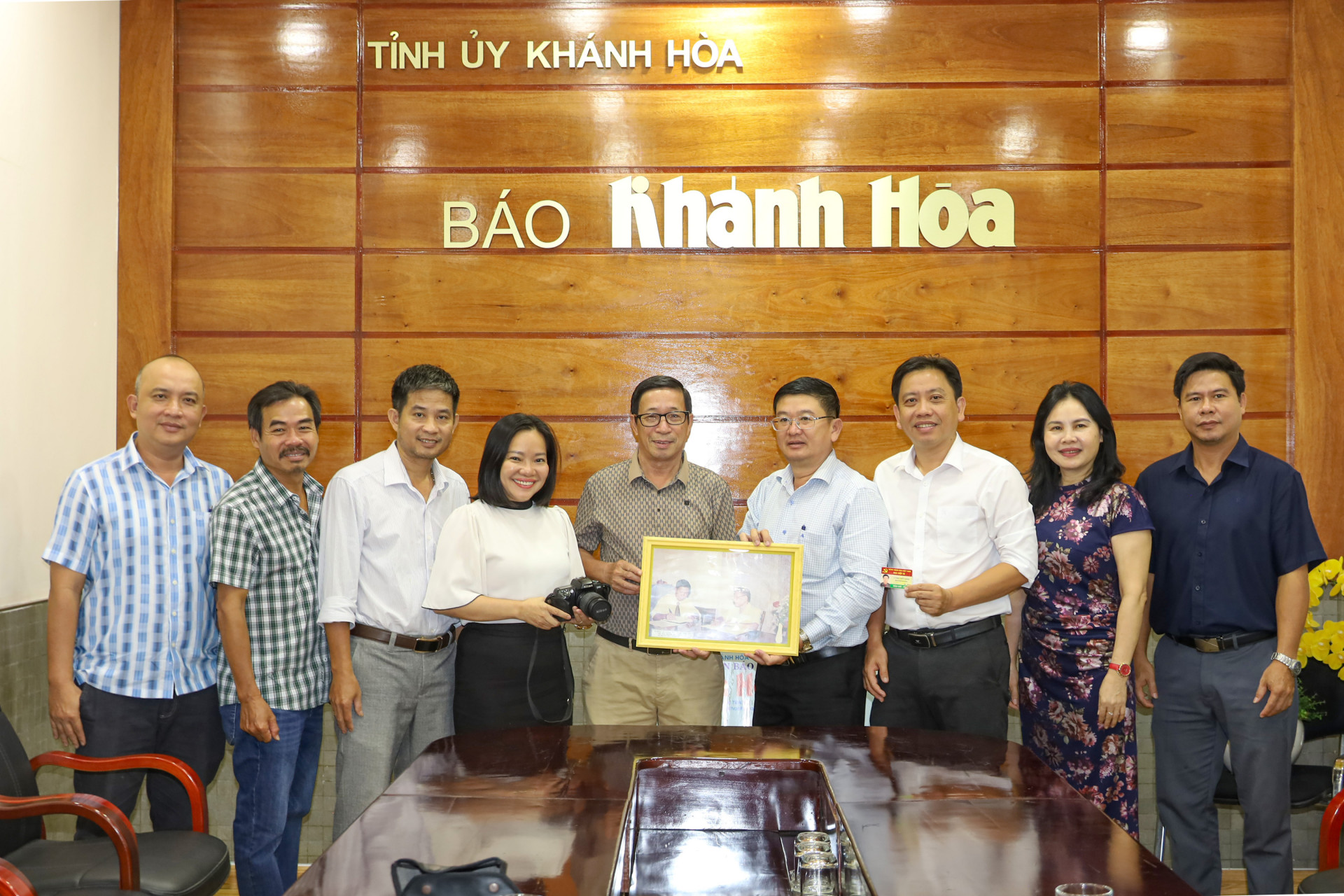 Khanh Hoa Newspaper’s leaders receive mementos presented by former Editor-in-Chief Luong Kien Dinh
