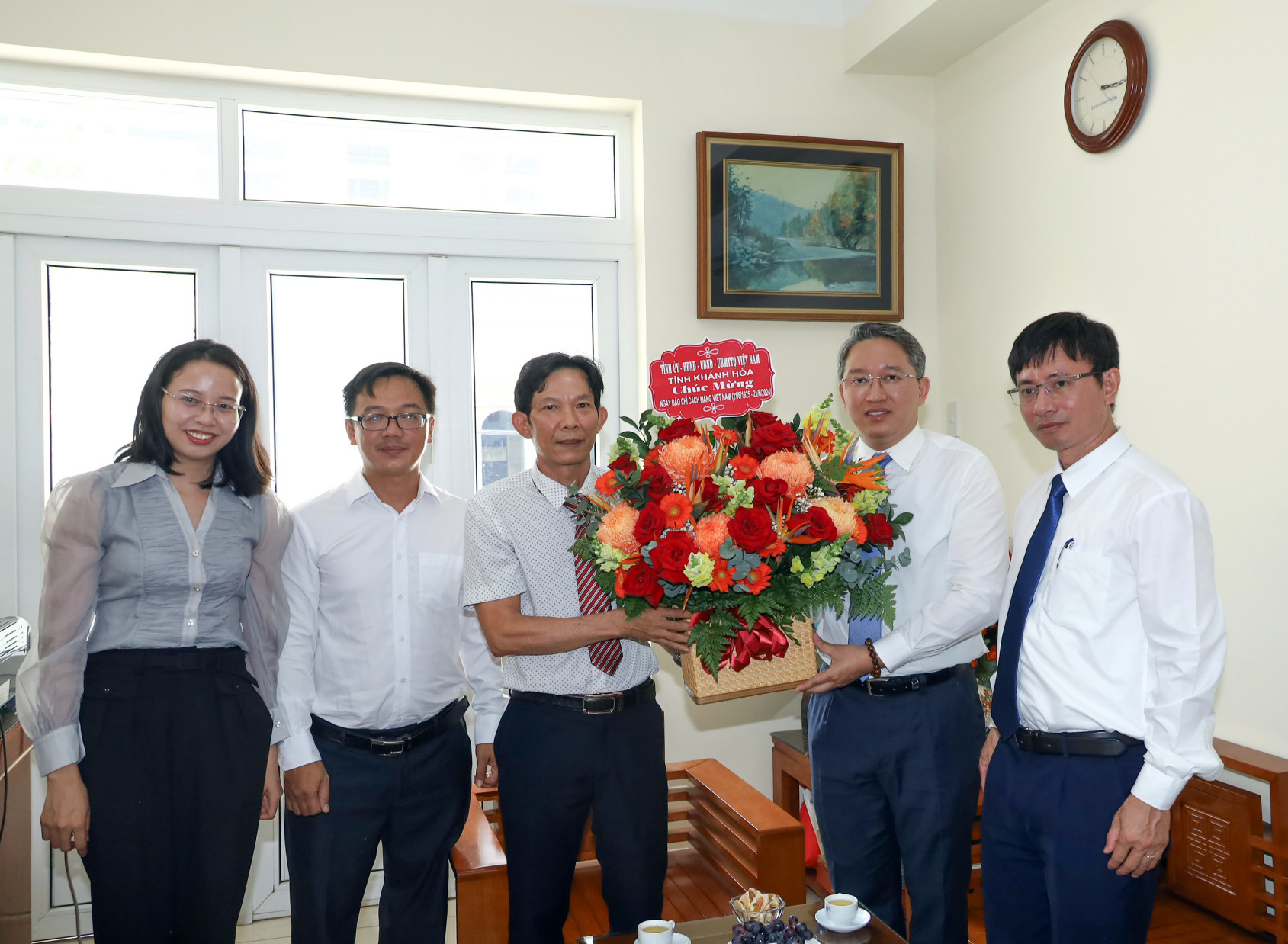 Bí thư Tỉnh ủy Nguyễn Hải Ninh tặng hoa chúc mừng lãnh đạo Cơ quan thường trú Thông tấn xã Việt Nam tại Khánh Hòa nhân Ngày Báo chí Cách mạng Việt Nam.

