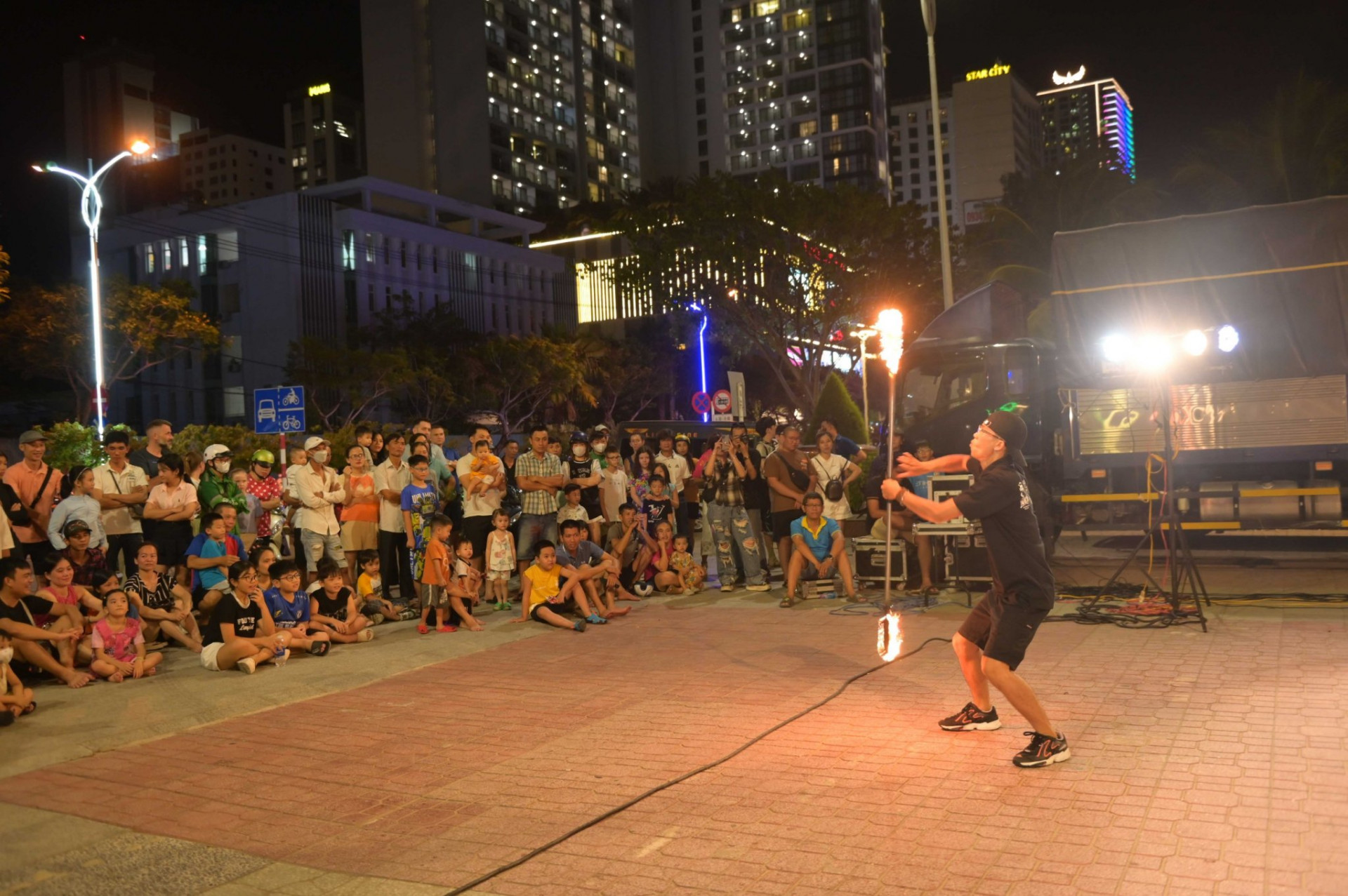 Street art performance by the art club under the Provincial Cultural and Cinema Center (Photo: Vinh Thanh)

