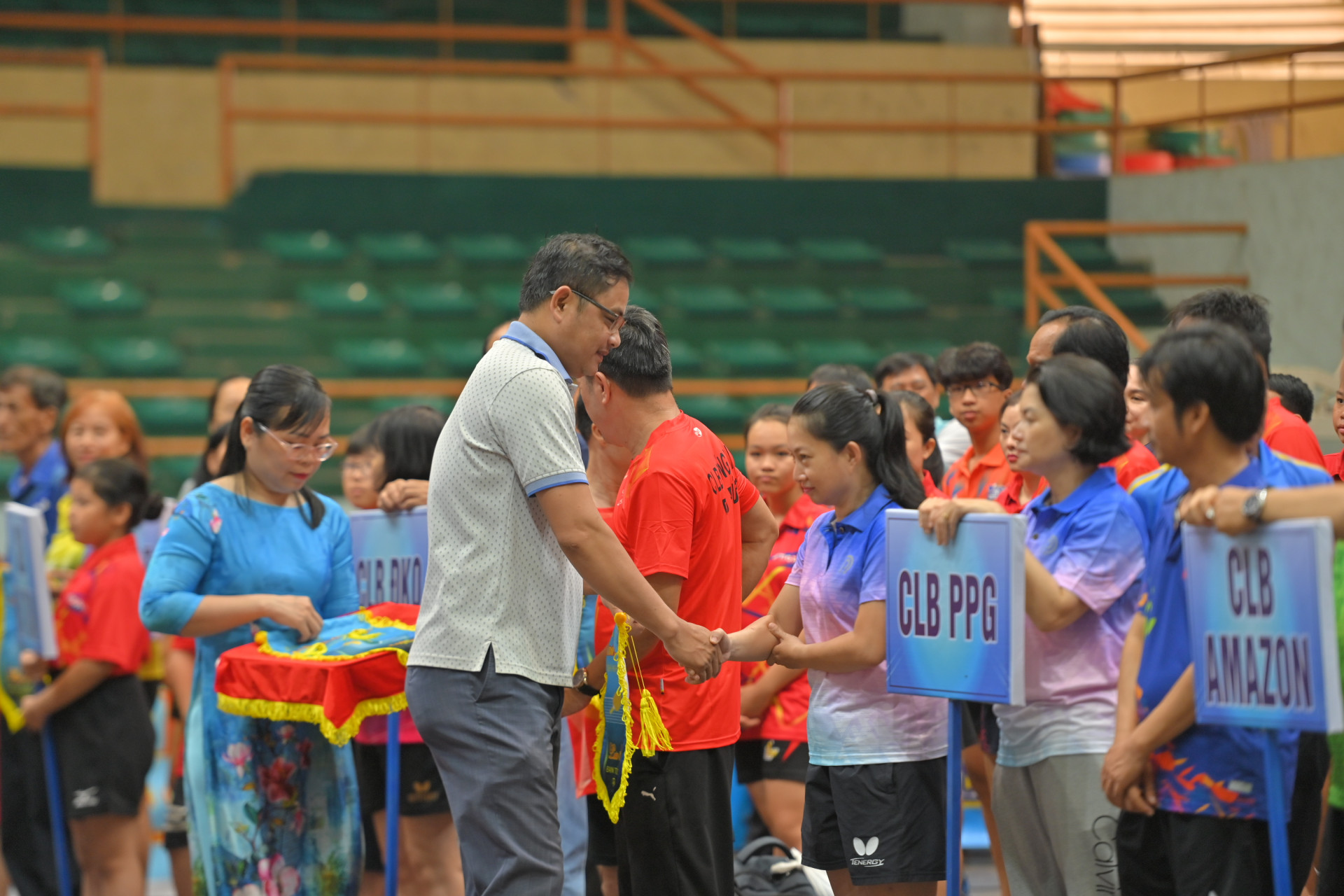 The organization board presenting souvenir flags to representatives of teams

