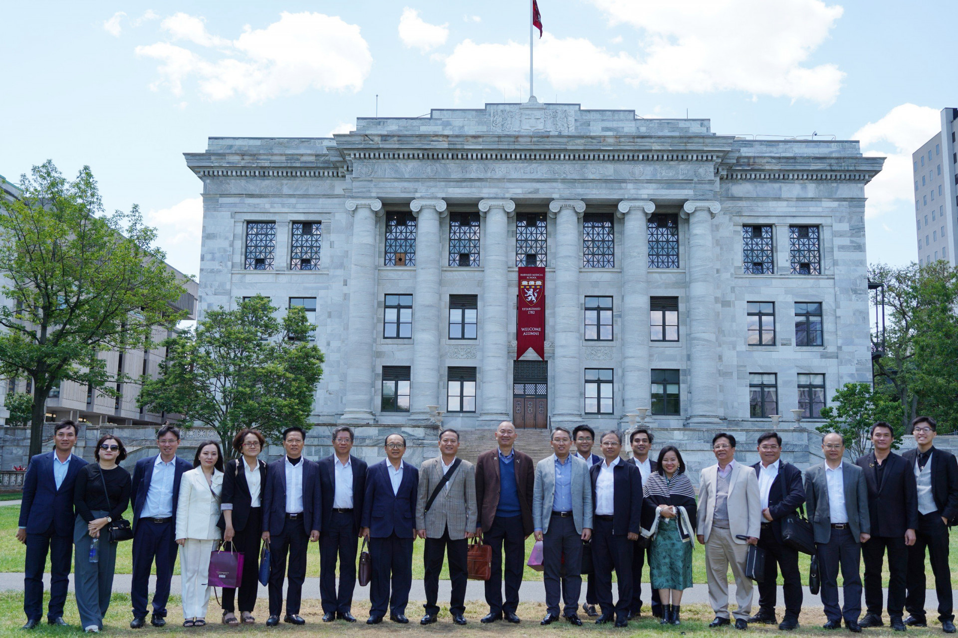 Đoàn công tác tỉnh Khánh Hòa chụp hình lưu niệm tại Trường Đại học Y Harvard  