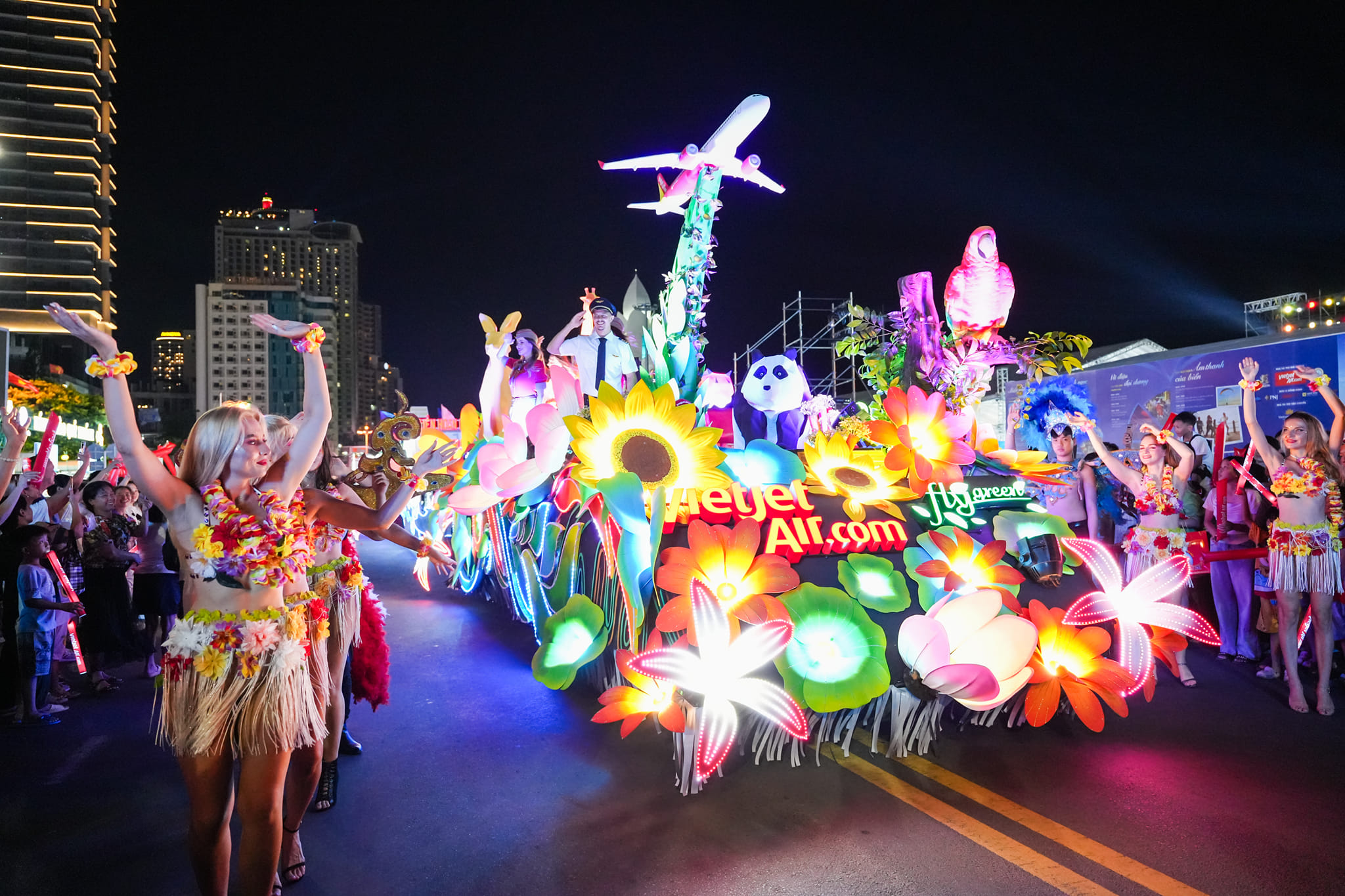 Diễu hành Carnival ánh sáng quảng bá du lịch Khánh Hòa - Báo Khánh Hòa điện  tử